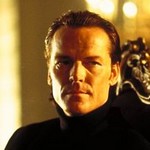 Iain Glen est Manfred Powell