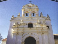 Faade typique d'une glise coloniale