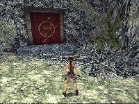 Lara devant la porte du tombeau de la Dague (17 Ko)